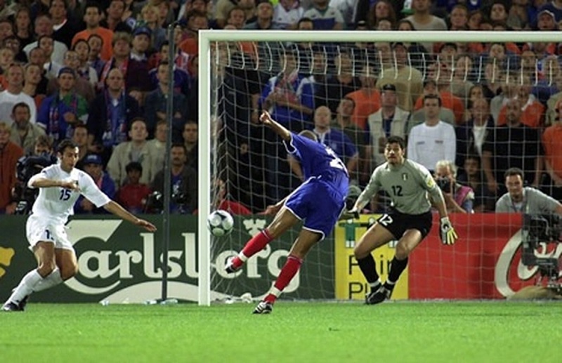 cac-tran-cau-kinh-dien-nhat-trong-lich-su-bong-da-the-gioi-tran-chung-ket-euro-2000
